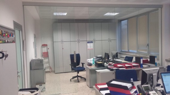 19-divisorio in vetro+porta.jpg